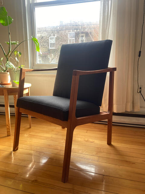 Chaise en acajou. Assemblages traditionnels en tenons mortaises.