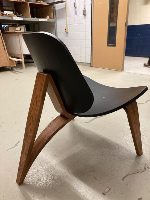 Chaise cintrée en Frêne et CP.